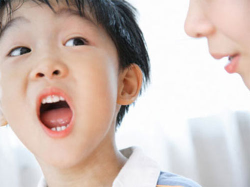Bố mẹ không nên nhượng bộ bé khi bé cứ ngang ngạnh, không nghe lời
