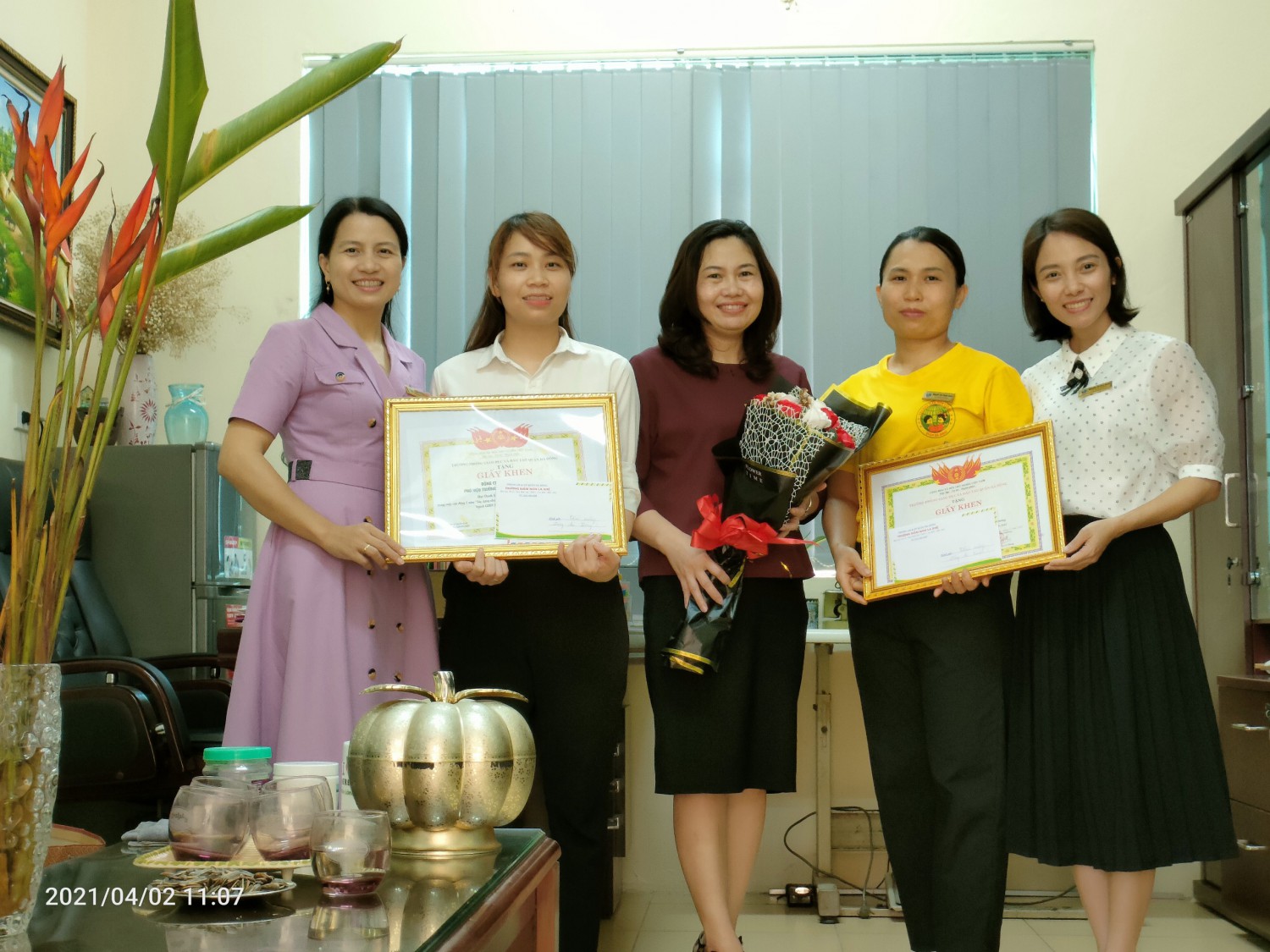 Trao thưởng cho các đồng chí GVNV lập thành tích trong các cuộc thi!