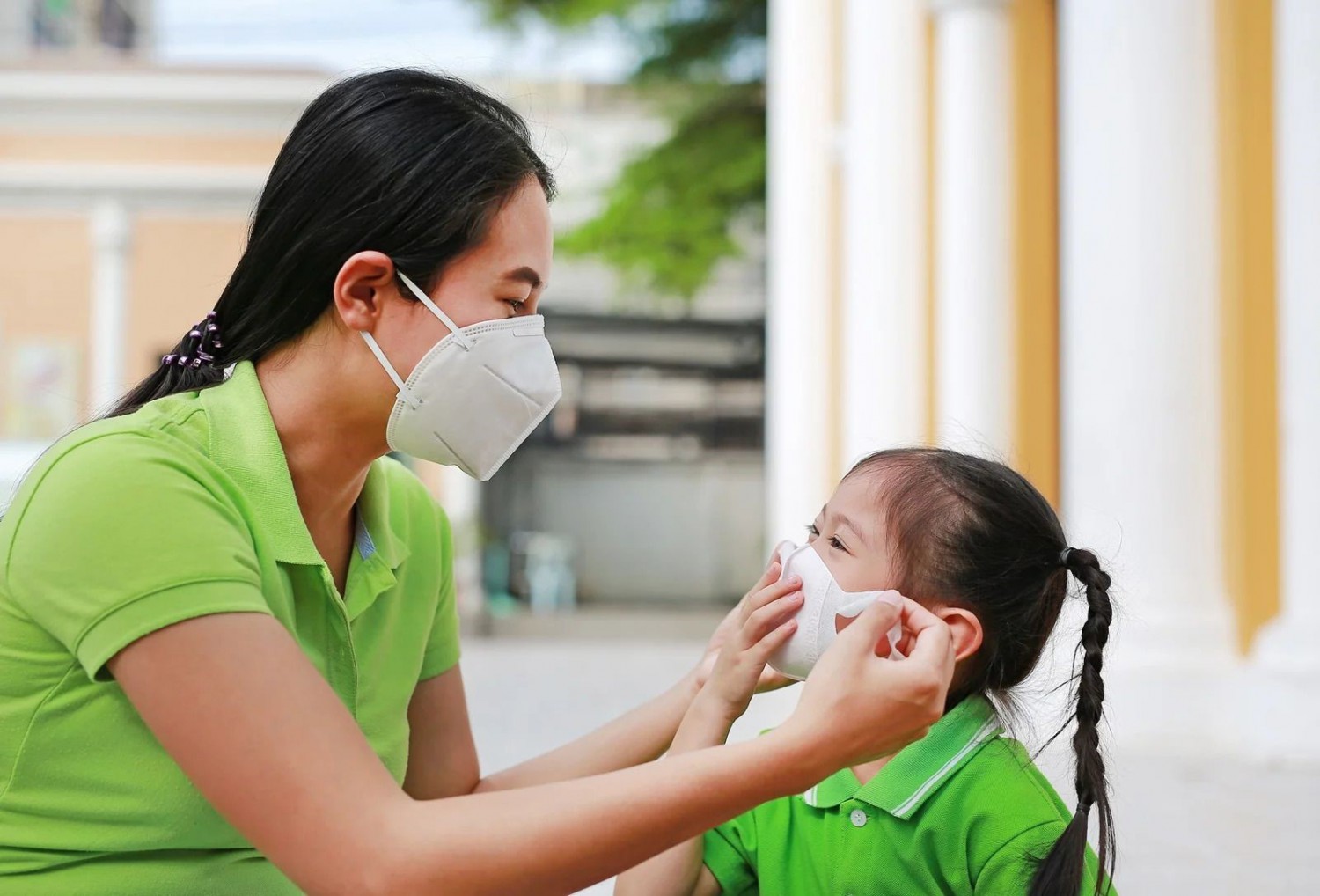Đeo khẩu trang là một cách chăm sóc trẻ em trong mùa dịch