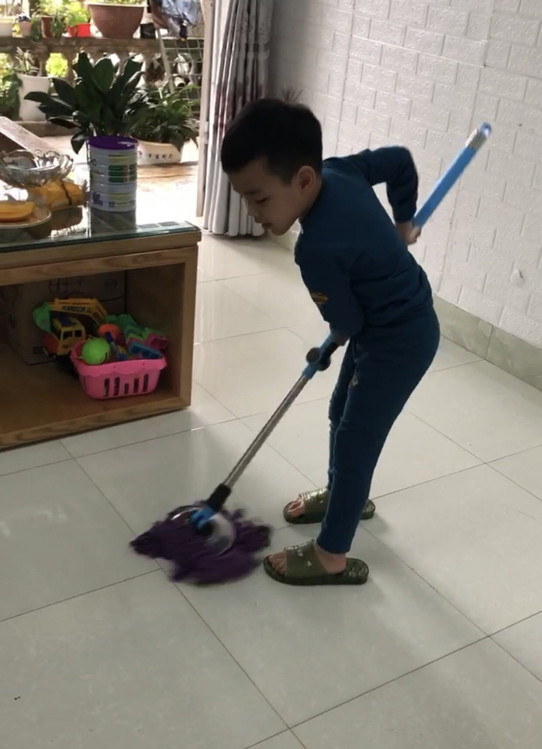 Bé lau nhà giúp mẹ